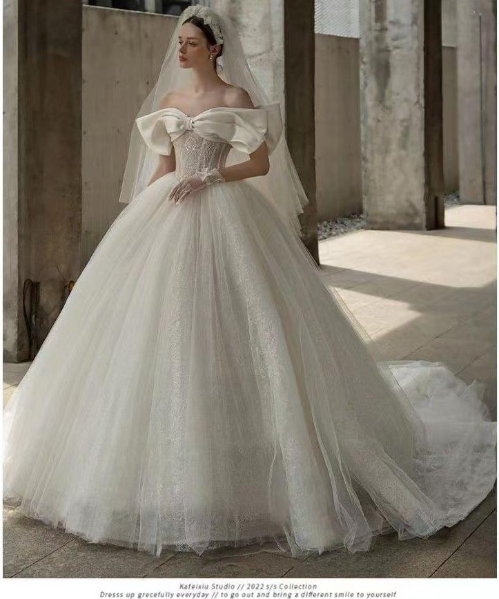 Light wedding dress, super fairy forest style, runaway princess, French European and American bride, trailing retro sexy thin V-neck long-sleeved dress