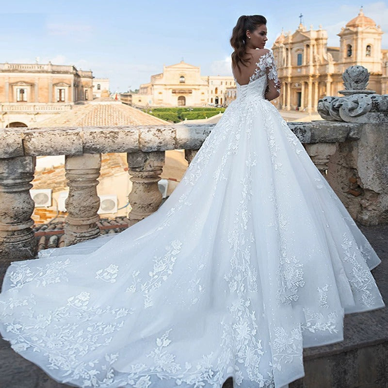 Light wedding dress, super fairy forest style, runaway princess, French European and American bride, trailing retro sexy thin V-neck long-sleeved dress