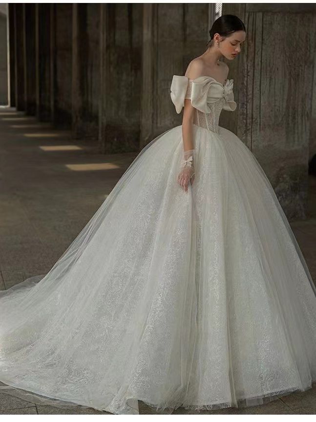 Light wedding dress, super fairy forest style, runaway princess, French European and American bride, trailing retro sexy thin V-neck long-sleeved dress
