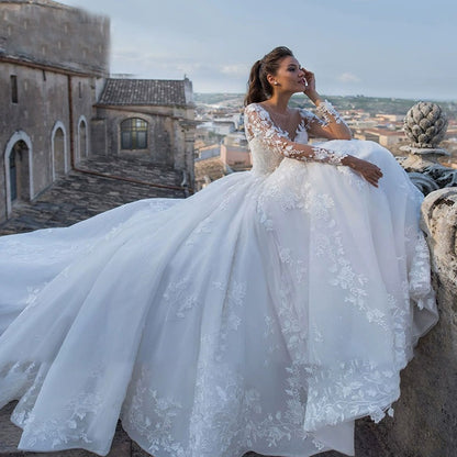 Light wedding dress, super fairy forest style, runaway princess, French European and American bride, trailing retro sexy thin V-neck long-sleeved dress