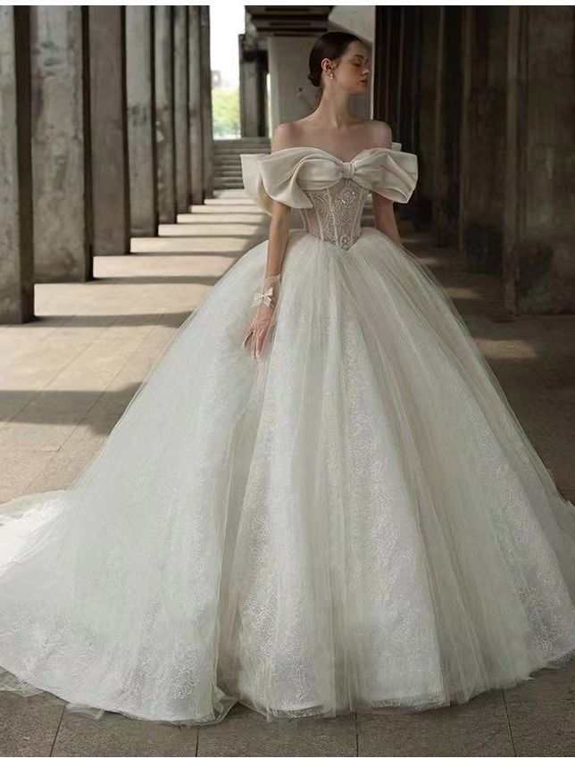 Light wedding dress, super fairy forest style, runaway princess, French European and American bride, trailing retro sexy thin V-neck long-sleeved dress