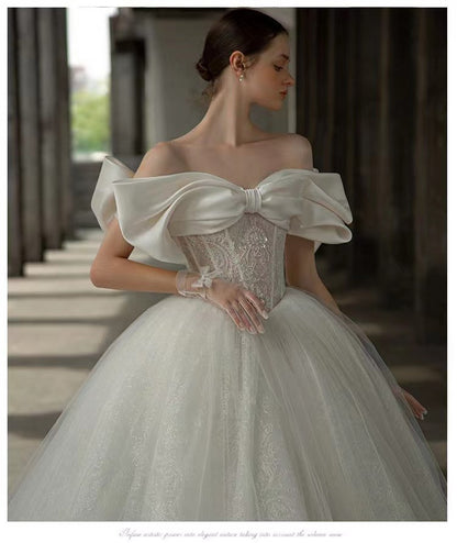 Light wedding dress, super fairy forest style, runaway princess, French European and American bride, trailing retro sexy thin V-neck long-sleeved dress